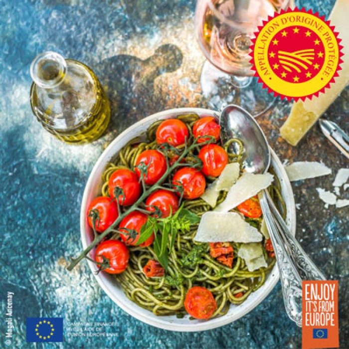 Spaghetti pesto et tomates, huile d’olive de la Vallée des Baux-de-Provence AOP