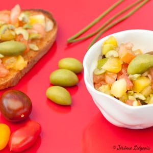 Tartare de tomates multicolores aux olives vertes, pain tomate
