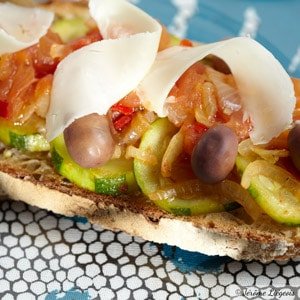 Bruschetta à la courgette et au piment