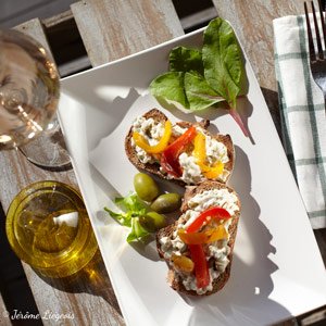 Tartine ricotta, olives vertes et poivrons confits