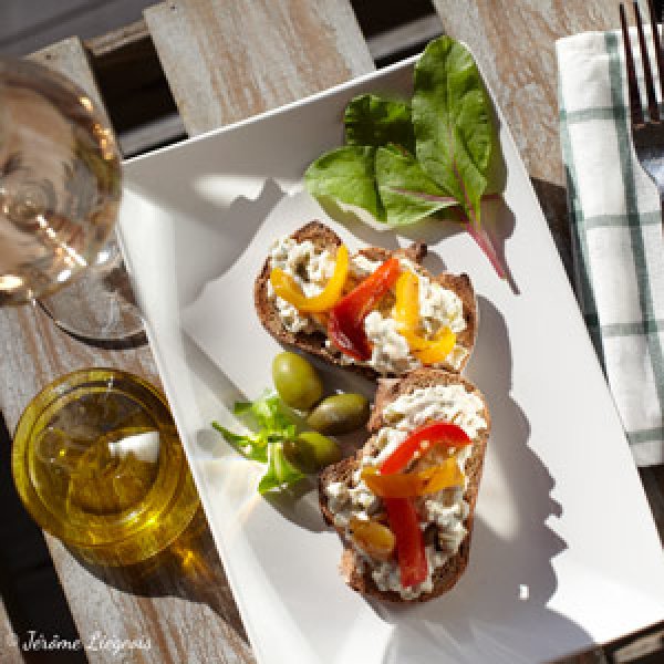 Tartine ricotta, olives vertes et poivrons confits