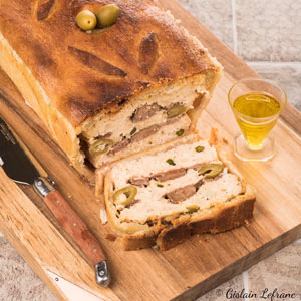 Terrine de volaille en croûte, olives vertes