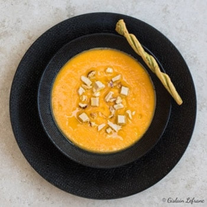 Velouté de butternut, foie gras et noisettes