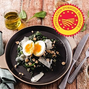 Wok d’épinards aux noisettes, œuf mollet, huile d’olive de Nyons AOP