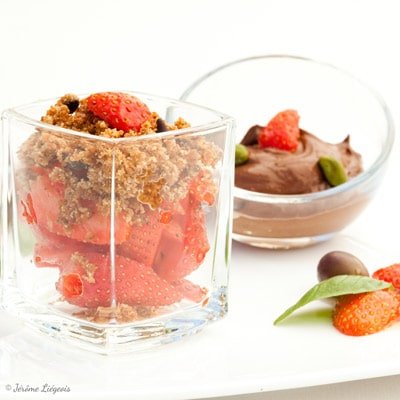 Sablé à l'olive noire, fraises, gelée de mandarine et mousse au chocolat