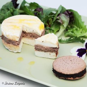 Saint Marcellin farçi à la crème d'olives noires, macaron aux olives noires