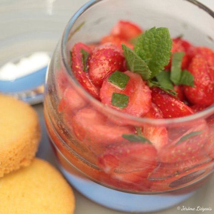 Salade de fraises à l'huile d'olive et menthe fraîche