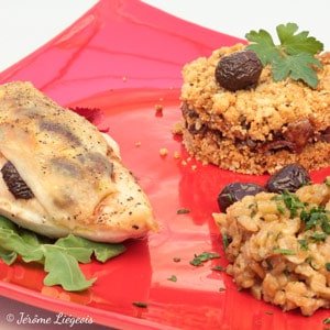 Suprême de poulet contisé aux olives noires, risotto vert printemps, crumble d'échalote au blé noir