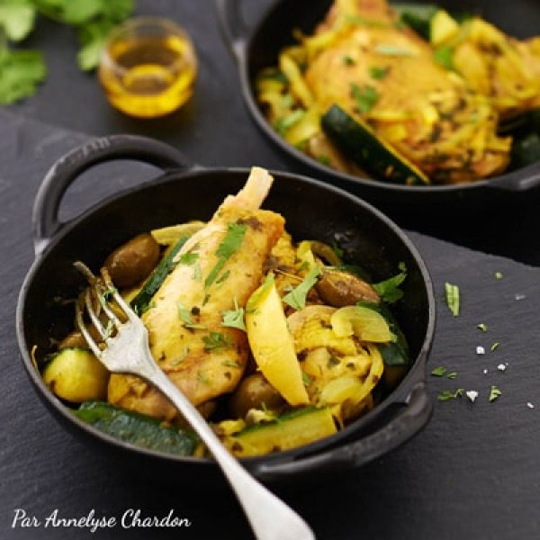 Tajine de poulet au citron confit et olives vertes