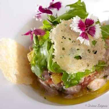 Tartare de veau aux câpres, tomates anciennes et basilic