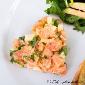 Tartare saumon - mangue, blinis huile d’olive et olives