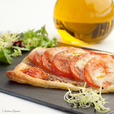 Tarte fine à l'huile d'olive, tomates, mozzarella, moutarde