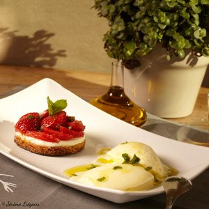 Tartelette à la fraise, vinaigrette orgeat huile d'olive, lait glacé à l'huile d'olive