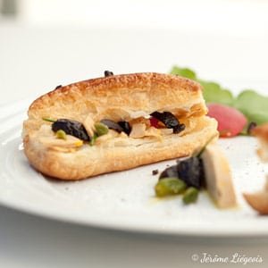 Tartine de copeaux de foie gras, olives noires confites, cacao