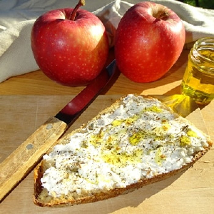 Tartine fromage frais et huile d'olive goût à l'ancienne