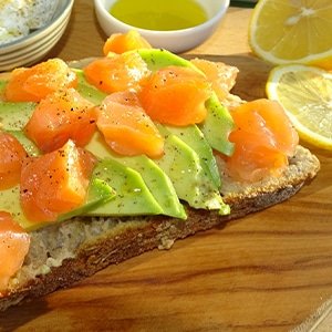 Tartine énergie : saumon, avocat et huile d'olive
