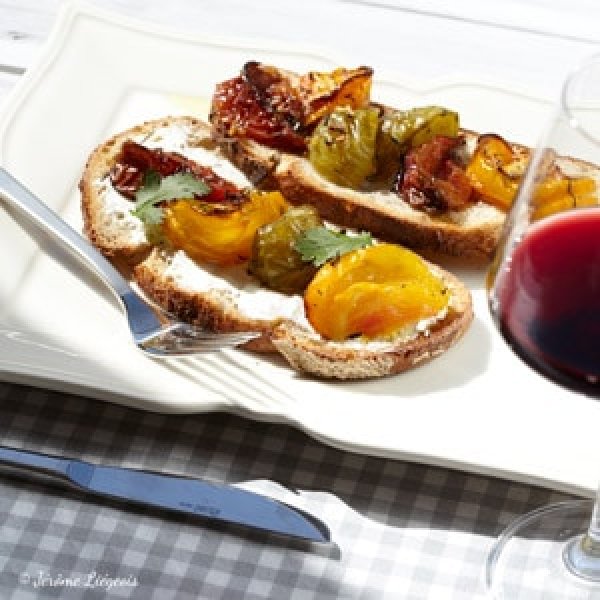 Tartine de tomates multicolores à la provençale