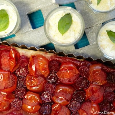 Tarte tatin de tomates et cerises caramélisées au miel, mousse mozzarella