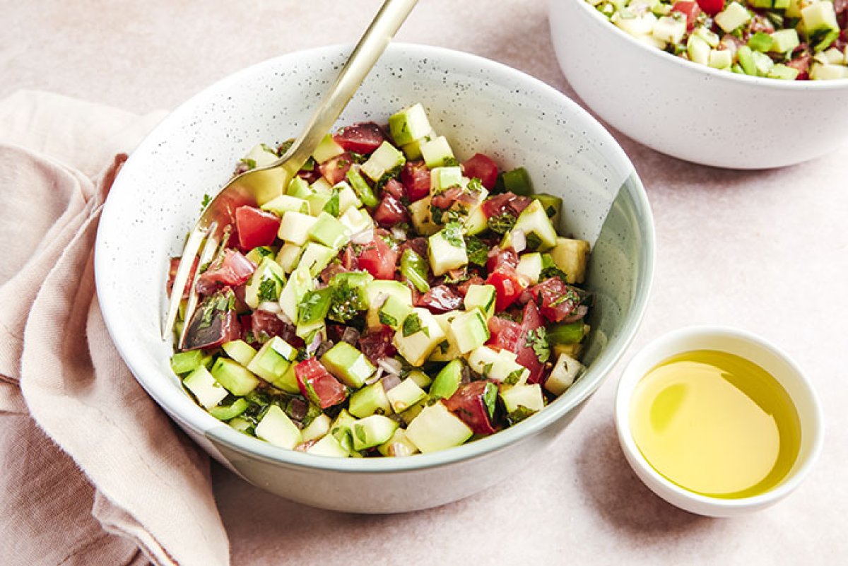 Salade fraîcheur courgettes, tomates, poivrons rouge et poivrons vert