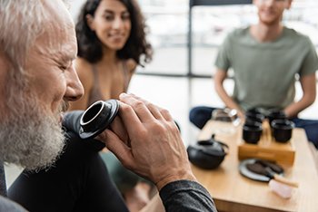 Sentir le produit est la 1ère étape de découverte des notes aromatiques, du profil sensoriel d'un produit.