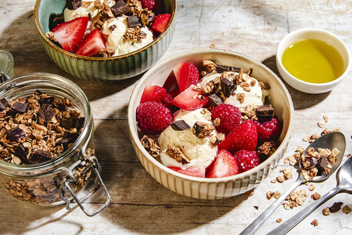 Granola, glace et fruits rouges
