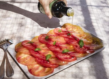 Tomates arrosées d'huile d'olive